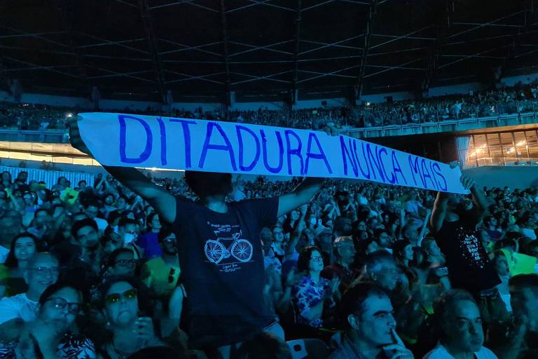 Fãs erguem faixa com os escritos Ditadura nunca mais no último show de Milton Nascimento, no estádio Mineirão, em Belo Horizonte