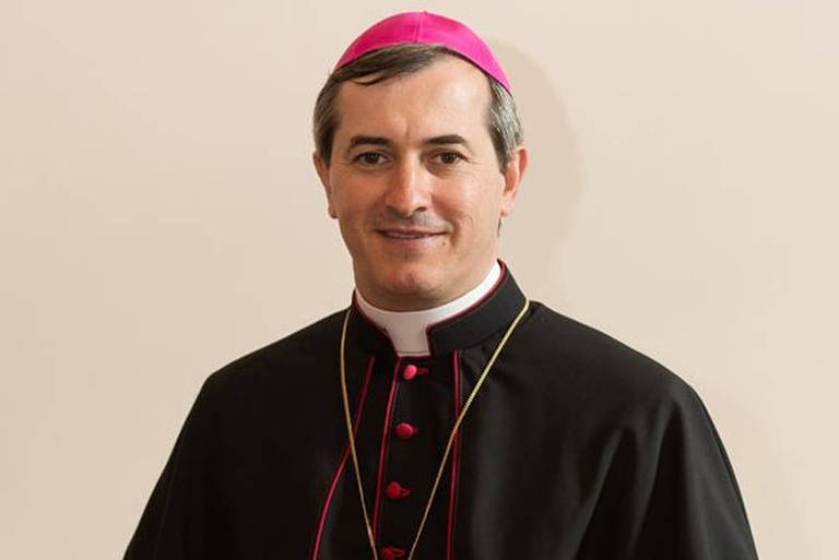 O bispo dom Vicente de Paula Ferreira, que sofreu ameaças de um homem armado nesse sábado (12); ele veste uma batina preta e um adereço vermelho na cabeça
