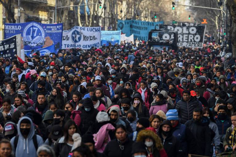 Argentinos protestam em Buenos Aires por melhores salários e mais empregos