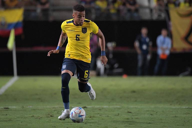 Vestindo camisa amarela e calção e meias azuis, o lateral Byron Castillo conduz a bola em amistoso do Equador contra a Arábia Saudita, na cidade equatoriana de Murcia