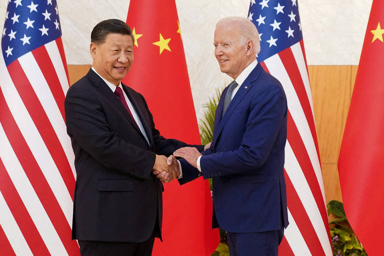 Líder chinês, Xi Jinping, cumprimenta o presidente americano, Joe Biden, em reunião bilateral durante a cúpula do G20, na Indonésia, em 2022