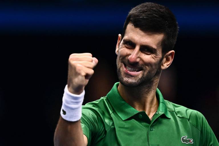 Djokovic levanta a mão, comemorando vitória no ATP Finals