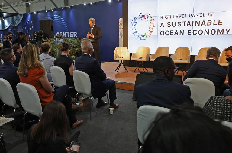 John Kerry, enviado especial para o clima dos EUA, discursa em um debate sobre os oceanos durante a COP27, no Egito