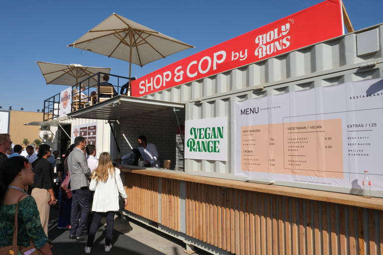 Estande com opções de pratos veganos é um dos mais movimentados da COP27