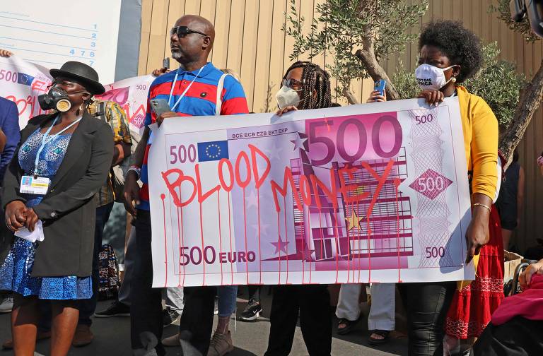 Protestos ocorrem dentro do centro de convenções em que ocorre a conferência do clima, em Sharm el-Sheikh (Egito)