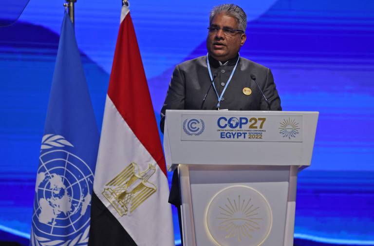 Bhupender Yadav, ministro do meio ambiente da Índia, discursa no centro de convenções da COP27, em  Sharm el-Sheik (Egito)