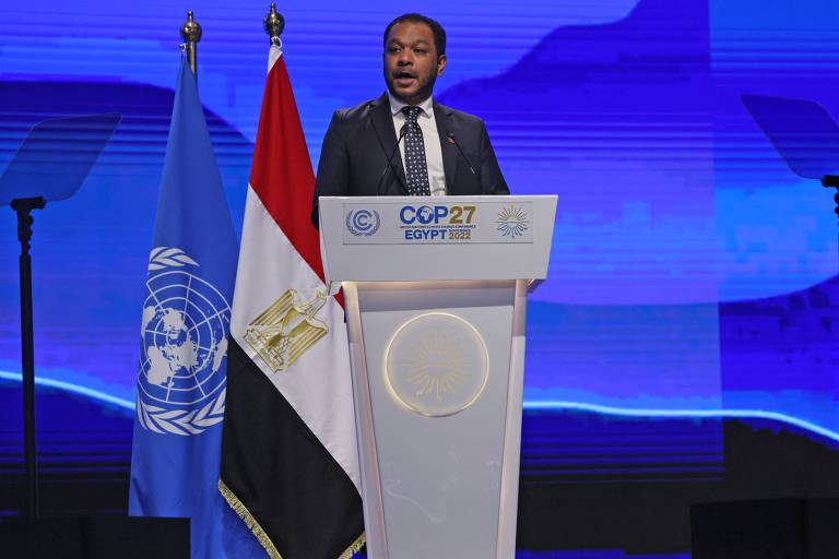 Fidelis Leite Magalhães, ministro do turismo, da indústria e do comérico do Timor Leste, discursa no centro de convenções da COP27, em  Sharm el-Sheik (Egito)