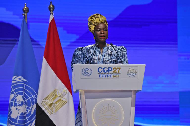 Roselinda Soipan Tuya, ministra do meio ambiente do Quênia, discursa no centro de convenções da COP27, em  Sharm el-Sheik (Egito)