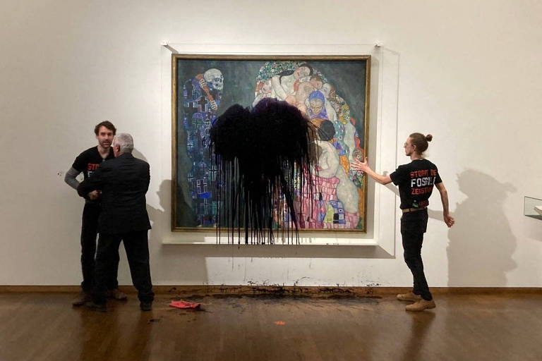 pintura colorida com tinta preta jogada por cima em museu