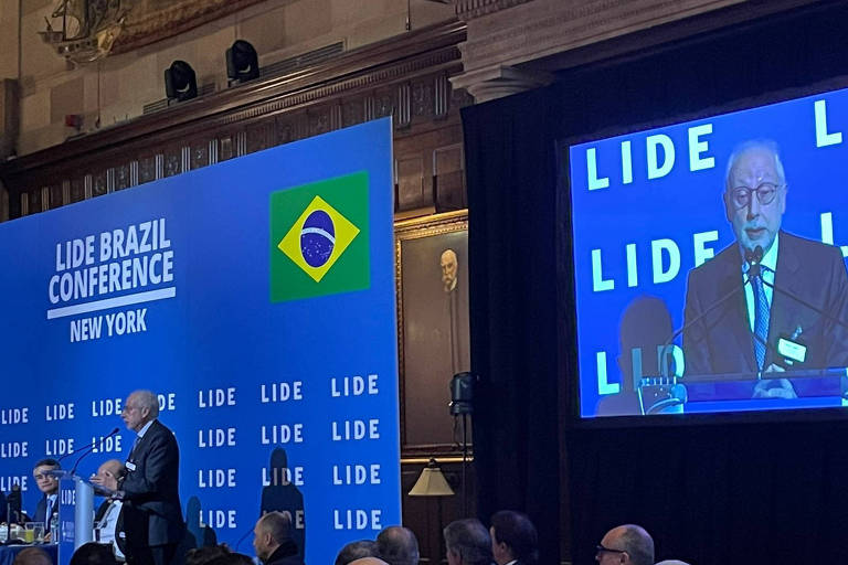 O economista Persio Arida, do grupo de transição de Lula, em conferência em NY
