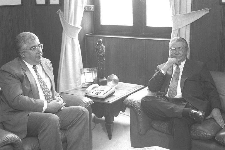 Eleito em 1994, Mário Covas (PSDB), à direita, sucedeu Luiz Antônio Fleury Filho (PMDB, hoje MDB) e governou até 1998; na foto, eles discutiam a transição no Palácio dos Bandeirantes, em São Paulo