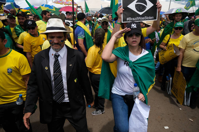 Apoiadores do presidente Jair Bolsonaro fazem protesto antidemocrático contra o resultado das eleições, em frente ao quartel general do exército, em Brasília
