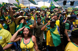 Bolsonaristas fazem protesto antidemocrático em Brasília