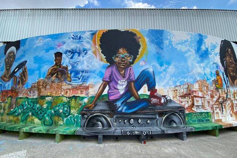Mural feito pelo grupo Opni em homenagem à black music 