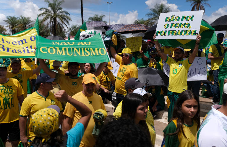 Dentre os cartazes usados por bolsonaristas no protesto antidemocrático contra o resultado das eleições em Brasília estão repulsas ao comunismo e à fraude eleitoral, que nunca ocorreram, além de salvar o Brasil