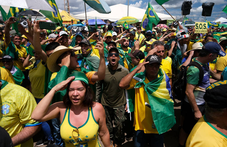 Apoiadores do presidente Jair Bolsonaro (PL) batem continência em protesto antidemocrático contra o resultado das eleições, pedindo intervenção federal em frente ao Quartel General do Exército, em Brasília
