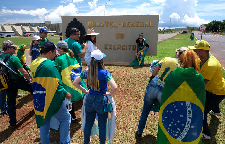 Bolsonaristas tiram fotos em frente ao Quartel General do Exército, em protesto antidemocrático contra o resultado das eleições que elegeram Luiz Inácio Lula da Silva (PT) contra o presidente Jair Bolsonaro (PL), em Brasília