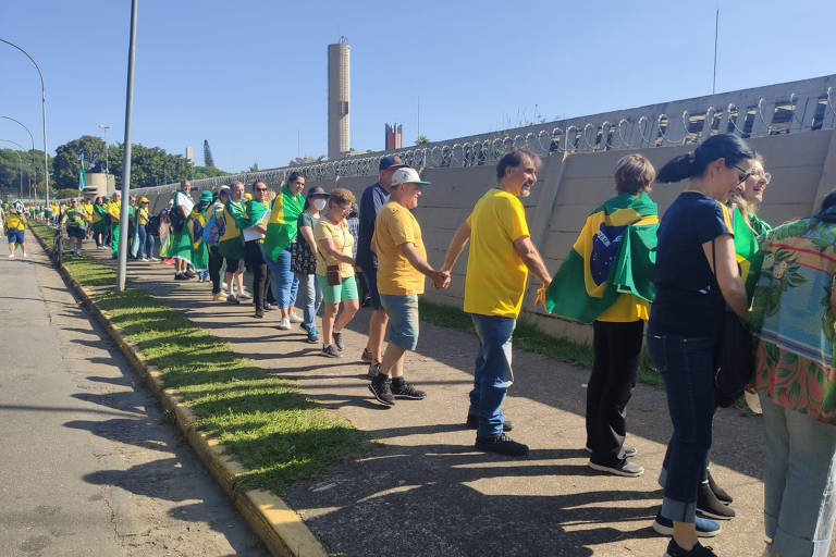 Manifestantes antidemocráticos fazem corrente humana em volta do quartel do Comando Militar do Sudoeste, em Moema, zona sul de São Paulo, e pedem para que as "Forças Armadas, salvem o Brasil!", rezando
