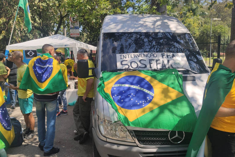 Os manifestantes de atos democráticos utilizam-se de estrutura financiada por empresários e vestem camisetas verde e amarelas, além de usar a bandeira do Brasil como símbolo