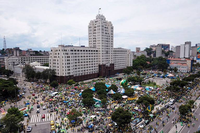 Bolsonaristas pedem intervenção federal em frente ao Comando Militar do Leste, no palácio Duque de Caxias, no Rio de Janeiro, após a vitória do presidente eleito Luiz Inácio Lula da Silva (PT) nas urnas