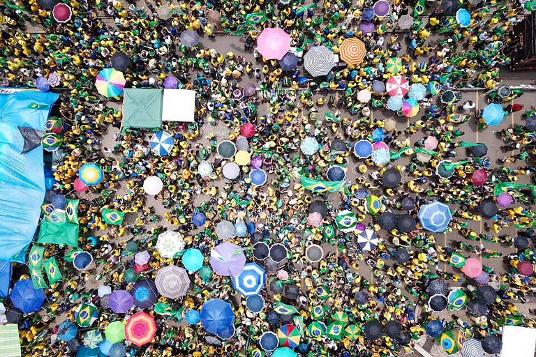 Centenas de bolsonaristas se aglomeram em frente ao Comando Militar do Leste, no palácio Duque de Caxias, no Rio de Janeiro, pedindo intervenção militar e alegando uma fraude eleitoral sem nenhuma prova contra o pleito que declarou eleito Luiz Inácio Lula da Silva (PT)