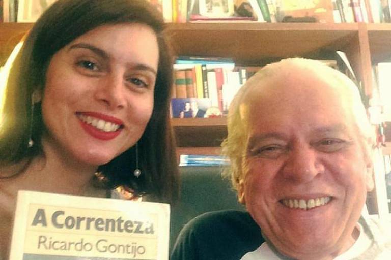 Ricardo e Priscila Gontijo, pai e filha, exibem um o livro do outro