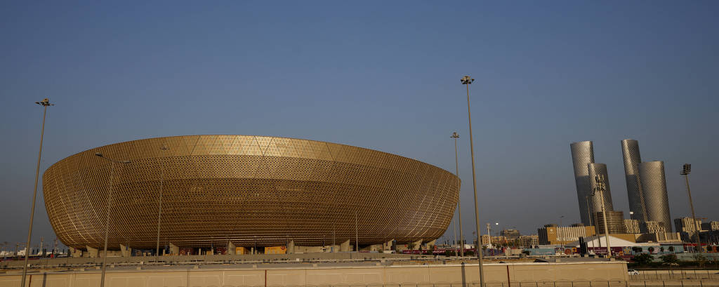 Vista externa do estádio Lusail, no Qatar, que receberá a decisão da Copa do Mundo; ele é dourado