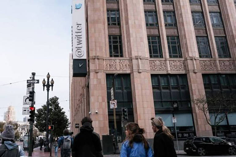 Ex-funcionários do Twitter dizem estar preocupados com o aumento da desinformação após os cortes das equipes que monitoravam conteúdo na plataforma