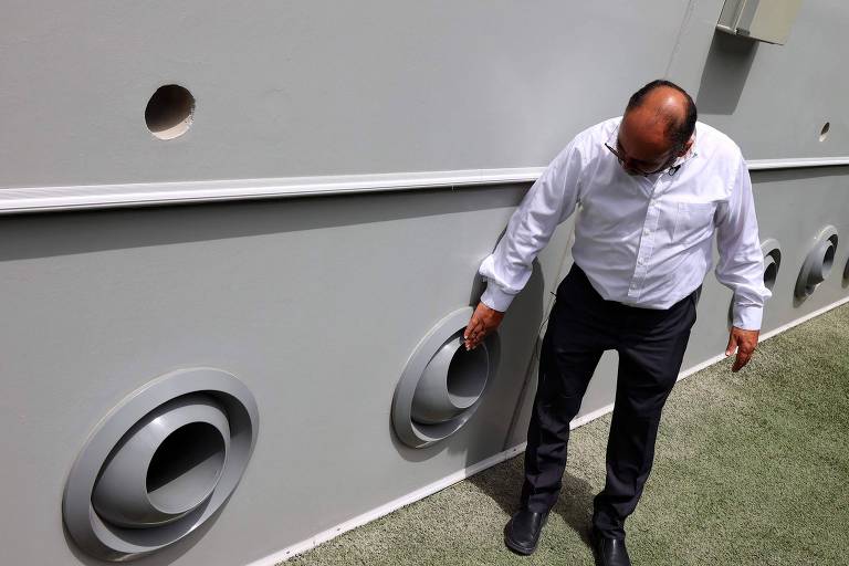 Saud Abdul Ghani demonstra no estádio Al Janoub o funcionamento do sistema de refrigeração que funcionará na Copa do Mundo 