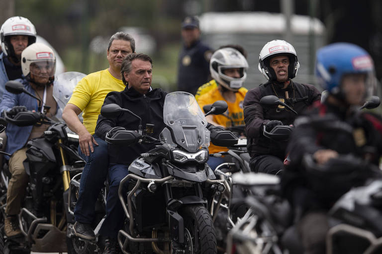 Erika Hilton pede que Bolsonaro devolva mais de R$ 182 mil por gastos com cartão em motociata