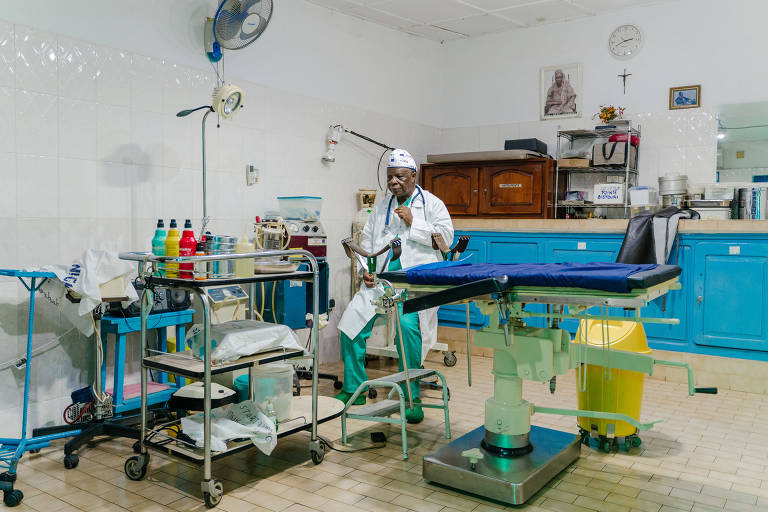 O cirurgião e ginecologista Simon Séto em sua sala médica na cidade de Abomey-Calavi, perto de Cotonou