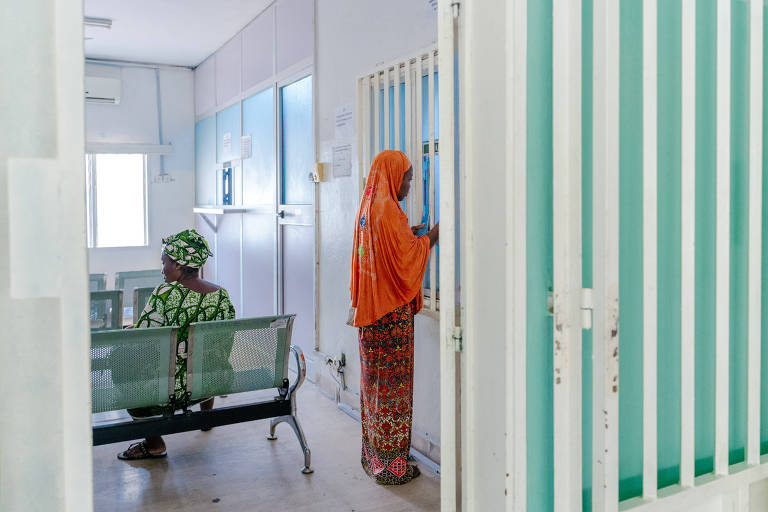 Mulher é atendida em clínica médica em Cotonou, no Benin