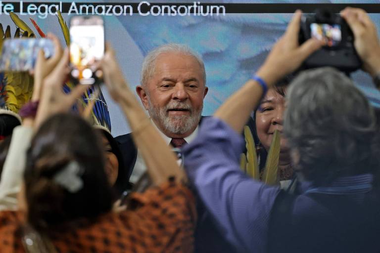 O presidente eleito posa para fotos durante debate sobre a Amazônia na COP27