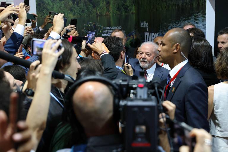 O presidente eleito Luiz Inácio Lula da Silva é abordado por jornalistas após o debate sobre a Amazônia na COP27