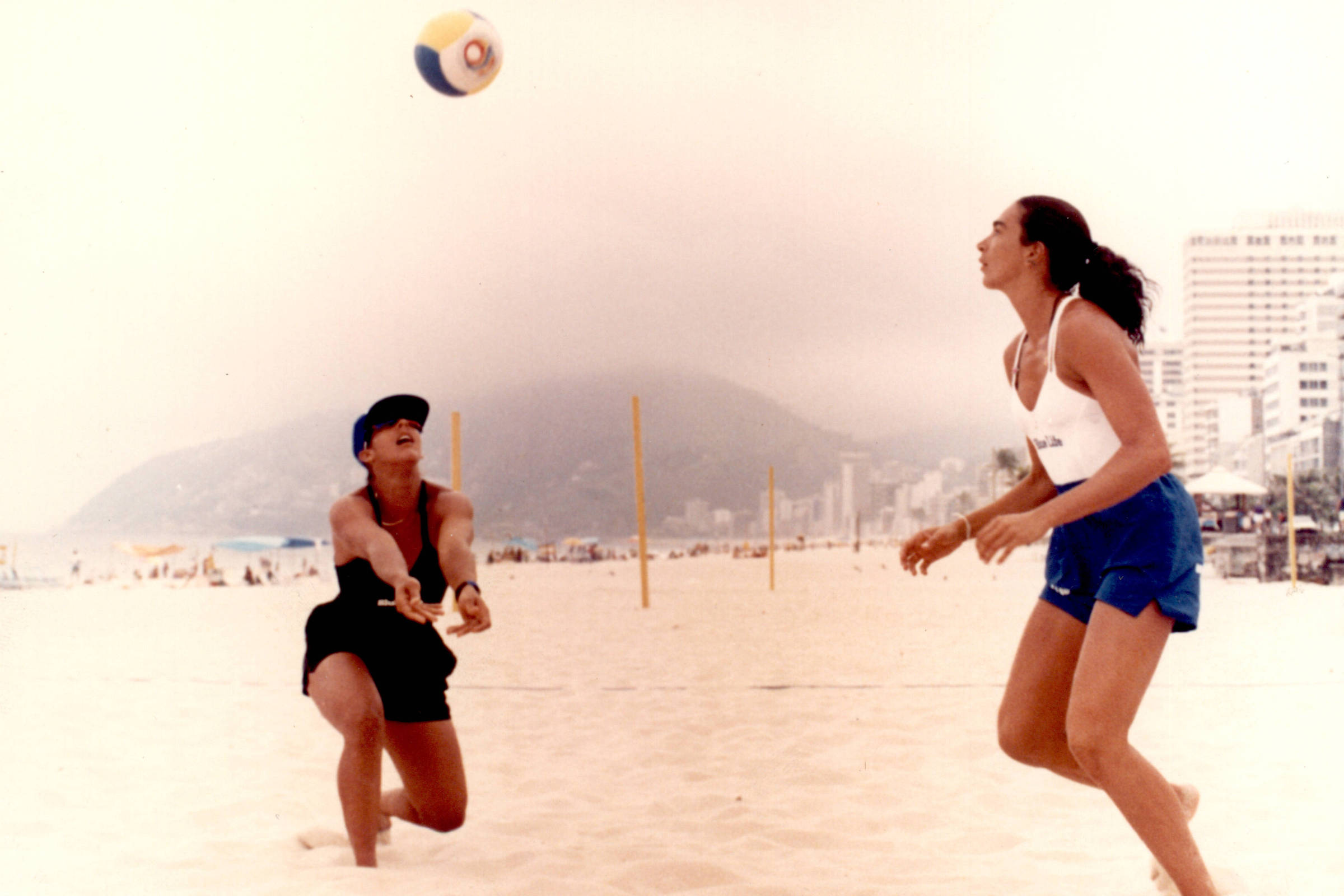 Grupo De Pessoas Jogando Vôlei De Praia Na Costa · Foto profissional  gratuita