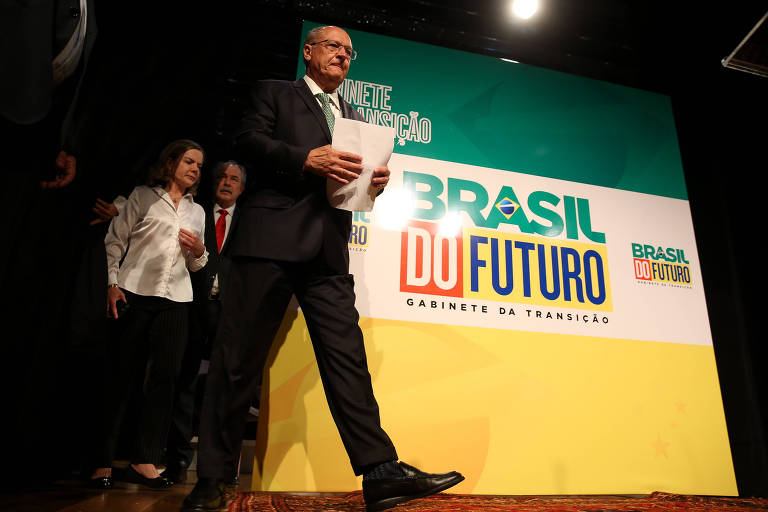 O vice presidente eleito Geraldo Alckmin, acompanhado da presidente do PT,  Gleisi Hoffmann, e do ex-ministro Aloizio Mercadante, no CCBB (Centro Cultural Banco do Brasil)