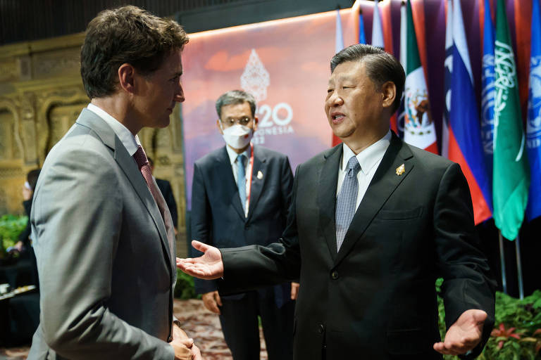 Líder da China, Xi Jinping, conversa com premiê do Canadá, Justin Trudeau, durante cúpula do G20 em Bali, na Indonésia
