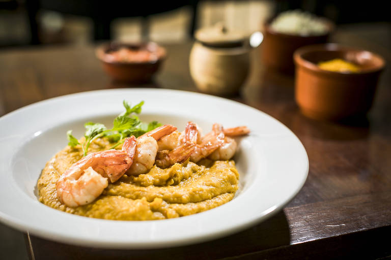 Foto mostra um prato de vatapá com camarões servido no restaurante Benedita, do chef Rodrigo Isaias