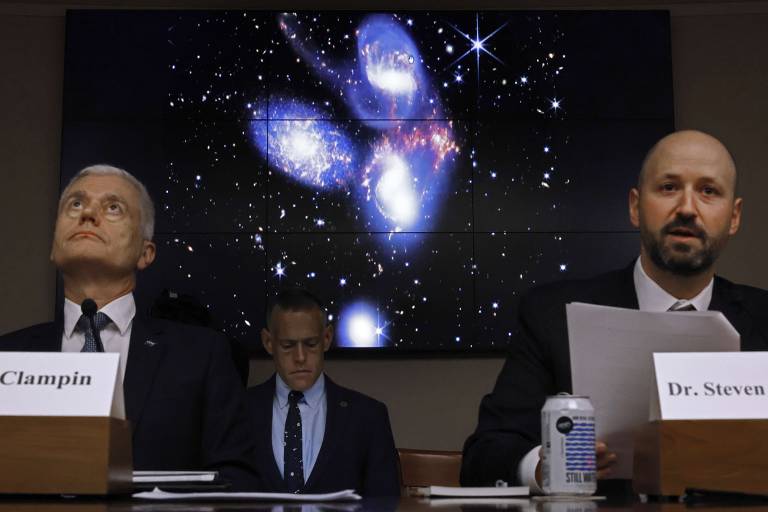 Professor de astronomia da Universidade do Texas, Steven Finkelstein (à dir.) e o diretor da divisão de astrofísica da Nasa, Mark Clampin (à esq.), falam sobre os resultados científicos do Telescópio Espacial James Webb