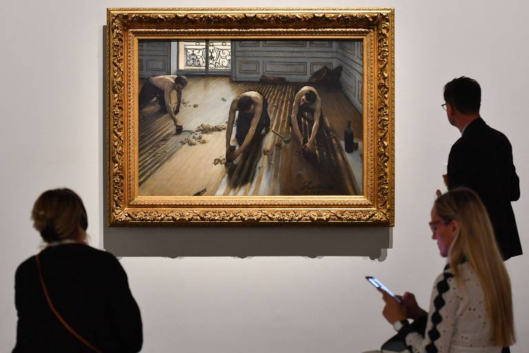 Pessoas observam uma obra de Gustave Caillebotte no Louvre Abu Dhabi