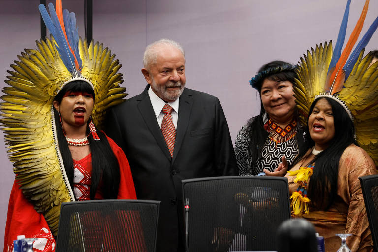 Lula durante encontro com indígenas na COP27. Na foto, além do presidente eleito, estão (da esquerda para a direita): Célia Xakriabá (Psol-MG), Joenia Wapichana (Rede-RR) e Sonia Guajajara (Psol-SP), que integram o comitê de transição