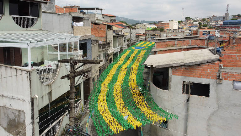 Decoração para a Copa do Mundo 2022 leva para as ruas de São Paulo o clima de festa e o verde e amarelo. A rua Cândido Afonso de Camargo, no Perus, zona oeste, está quase pronta para o início do Mundial