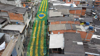 Rua Cândido Afonso de Camargo, no Perus, zona oeste de SP, decorada para Copa