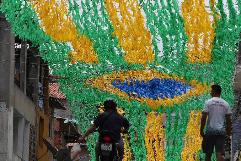 Rua enfeitada para a Copa do Mundo em Perus, na capital paulista