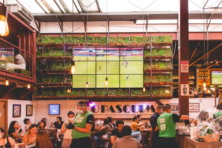 Foto de Assistindo Jogo De Futebol Na Tv No Pub Locais Comidas