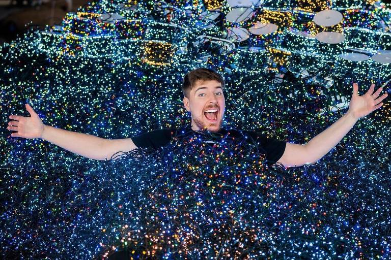 MrBeast ( Jimmy Donaldson ) mergulhado em um milhão de luzes de Natal