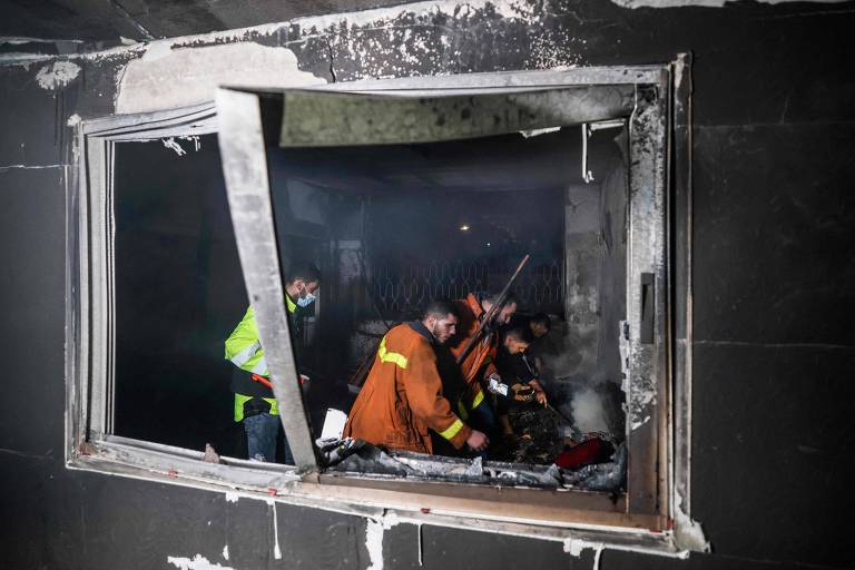 Bombeiros trabalham em prédio que pegou fogo em Jabalia, na Faixa de Gaza