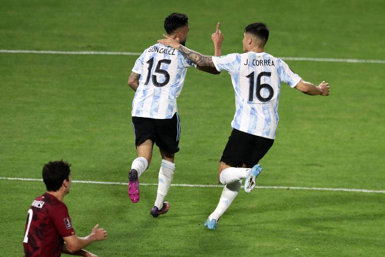 Nicolás González (número 15) e Joquín Correa comemorarm gol contra a Venezuela pelas eliminatórias