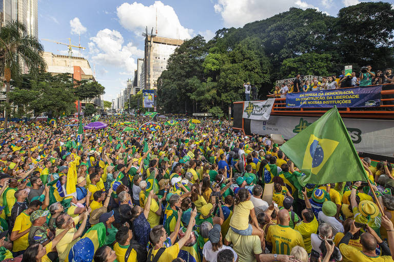Centenas de apoiadores do presidente Jair Bolsonaro, boa parte usando camisetas amarelas, participam de ato em São Paulo no Dia do Trabalho