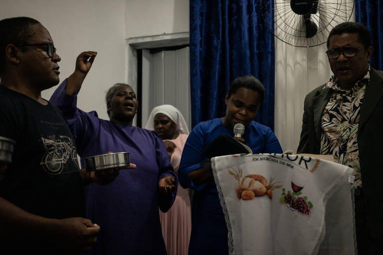 Culto na Igreja de Obra e Restauração Cura e Milagre. As igrejas também são locais de acolhida para crianças e jovens, que participam de escolas bíblicas e dos grupos musicais